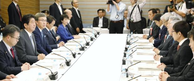 Prime Minister Abe, seated second from left, attends the June 9 meeting of the Council on Economic and Fiscal Policy. ©Kyodo News